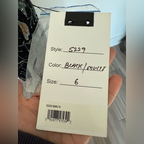 MAC DUGGAL Floral Beaded Cap Sleeve Evening Gown 5229 Black Multi NWT Size 6 - Picture 9 of 11